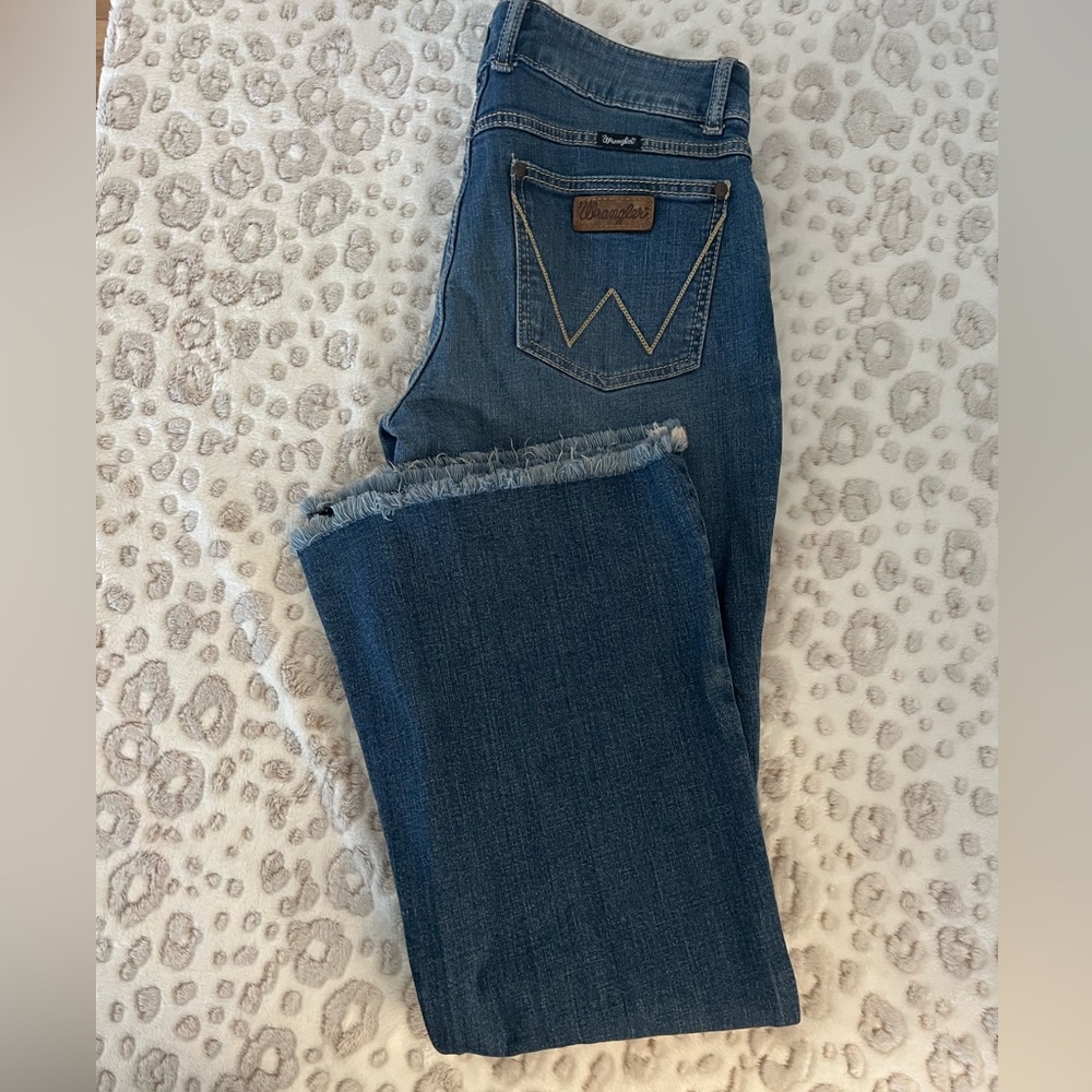 NWOT Wrangler women’s Flare leg jeans. Size 9/10